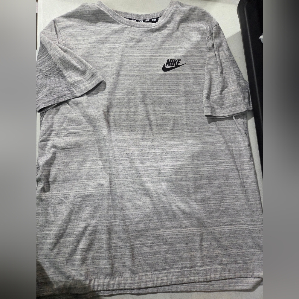 Nike Men’s Grey Heather Short-Sleeve T-Shirt